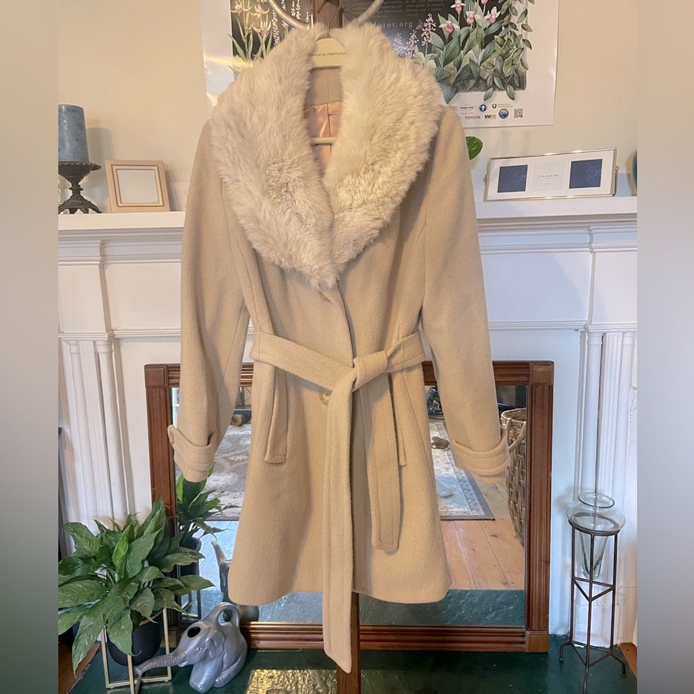 Women’s wool coat with fur collar